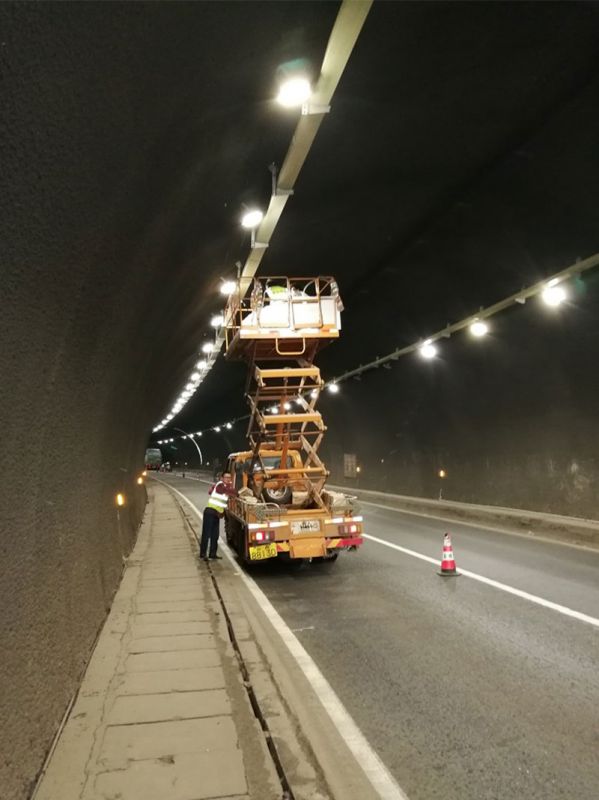 云南曲靖高速隧道485單燈控制器施工現場